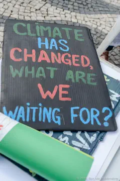 /uploads/2014/09/climate/20140921-BlameDutchie-Global-Manif-02.jpg.webp