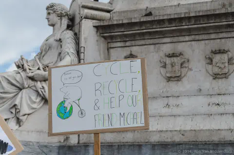 /uploads/2014/09/climate/20140921-BlameDutchie-Global-Manif-14.jpg.webp