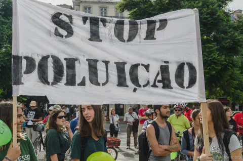 /uploads/2014/09/climate/20140921-BlameDutchie-Global-Manif-18.jpg.webp