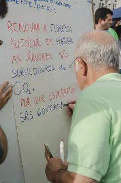 /uploads/2014/09/climate/20140921-BlameDutchie-Global-Manif-19.jpg.webp
