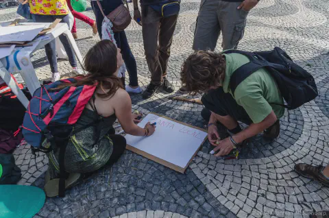 /uploads/2014/09/climate/20140921-BlameDutchie-Global-Manif-33.jpg.webp