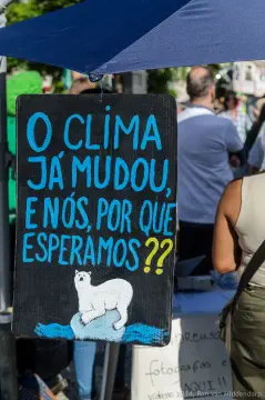 /uploads/2014/09/climate/20140921-BlameDutchie-Global-Manif-36.jpg.webp