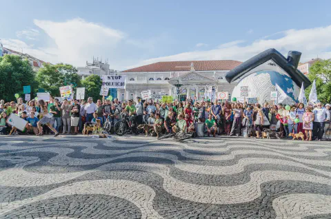 /uploads/2014/09/climate/20140921-BlameDutchie-Global-Manif-38.jpg.webp